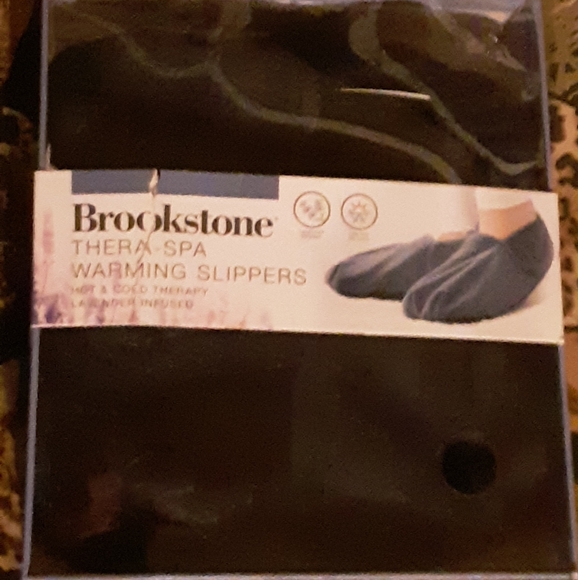 Brookstone Other - Nwot Brookstone thermal spa warming slippers
